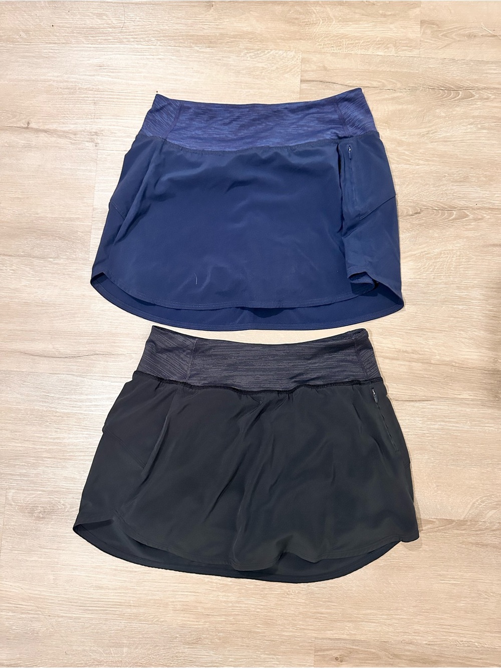 TWO Outdoor Voices Hudson Active Skirt Skorts in Navy and Black